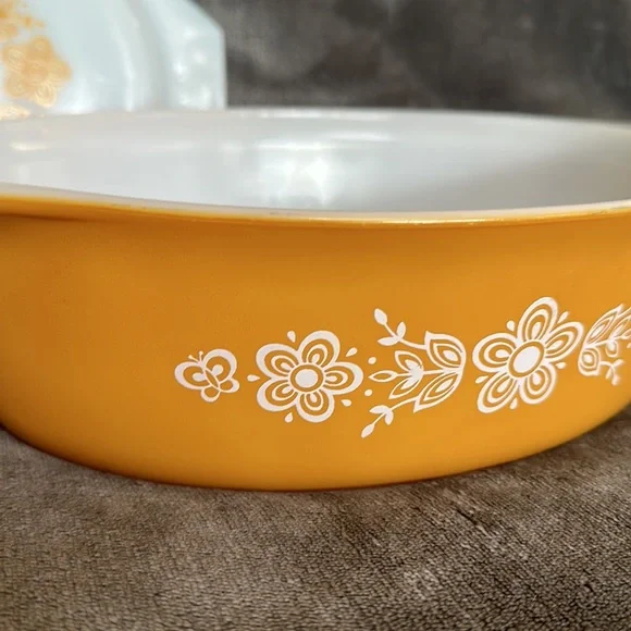 VTG | BUTTERFLY Gold PYREX 045 2.5 qt covered casserole - Picture 3 of 8